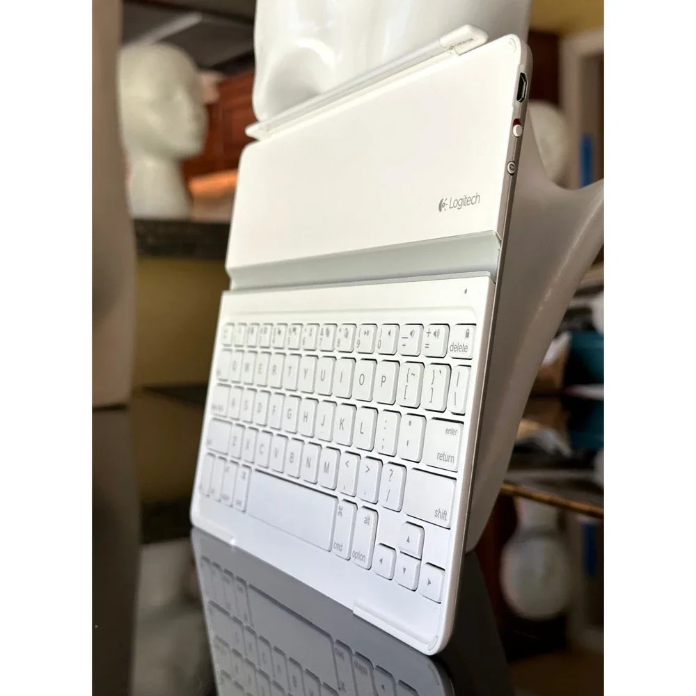 White Logitech Ultrathin Bluetooth Keyboard Tablet Cover Low Profile iPad 2/3/4
